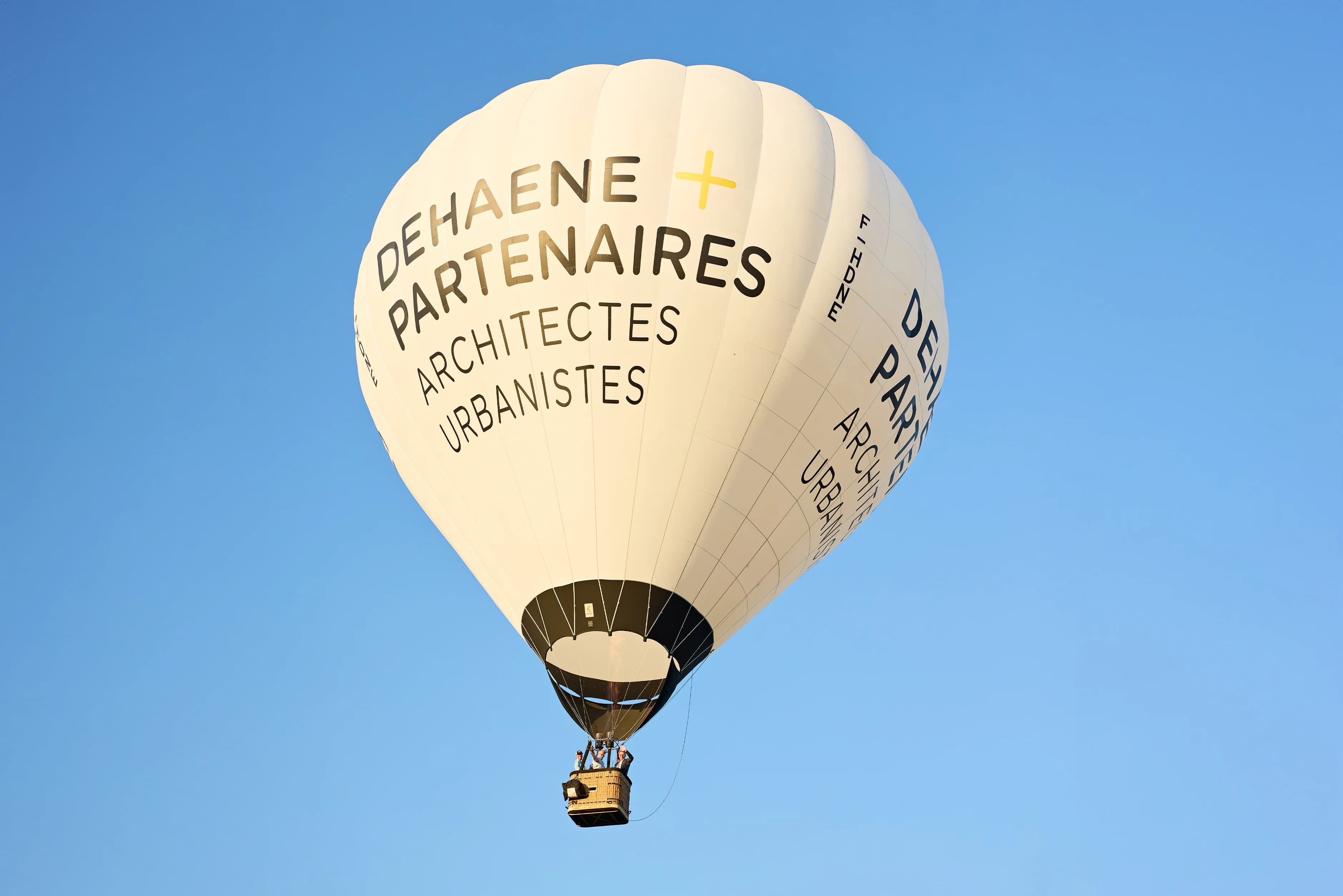 Photo d'une montgolfière aux couleurs de Dehaene