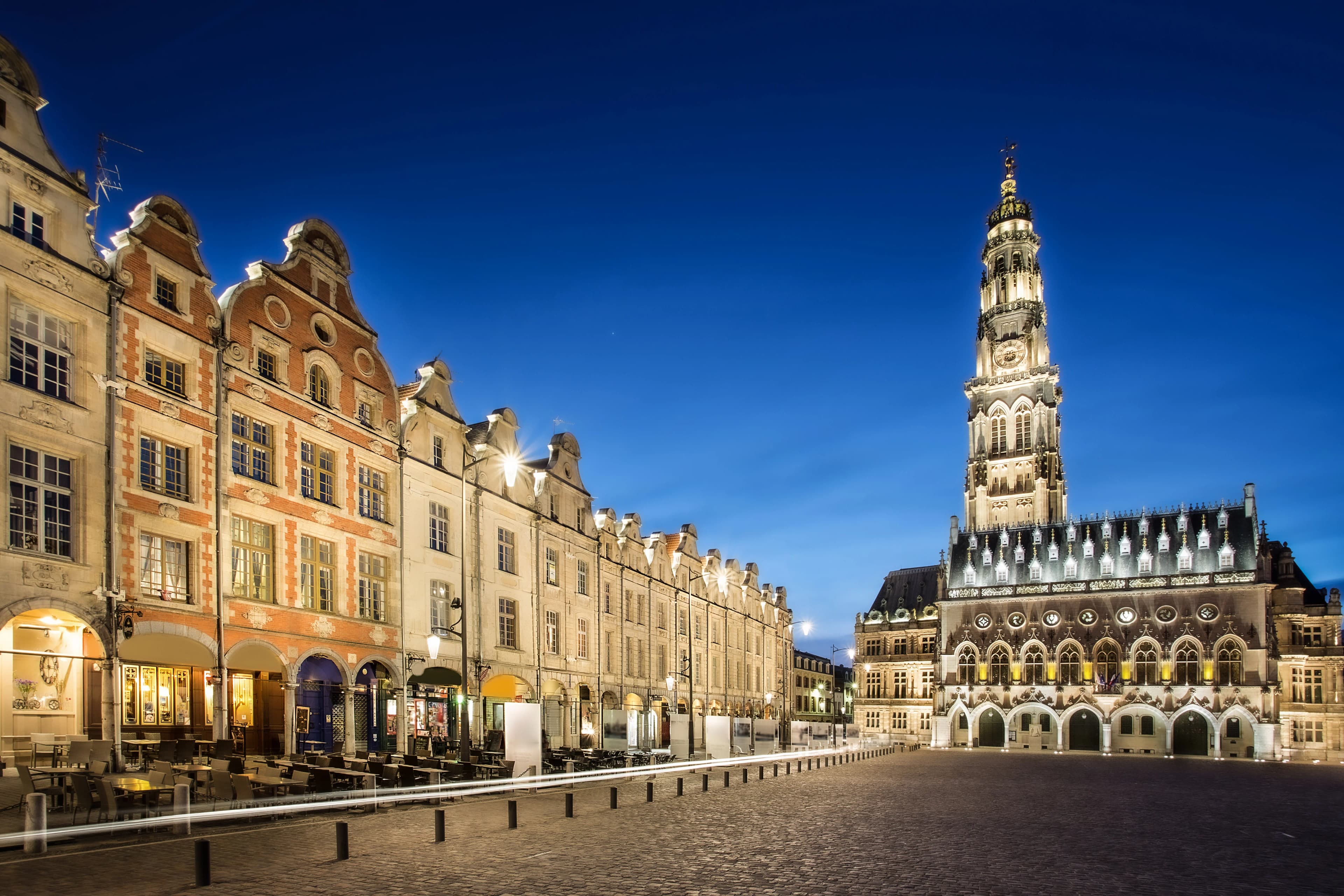Image d'une ville de nuit