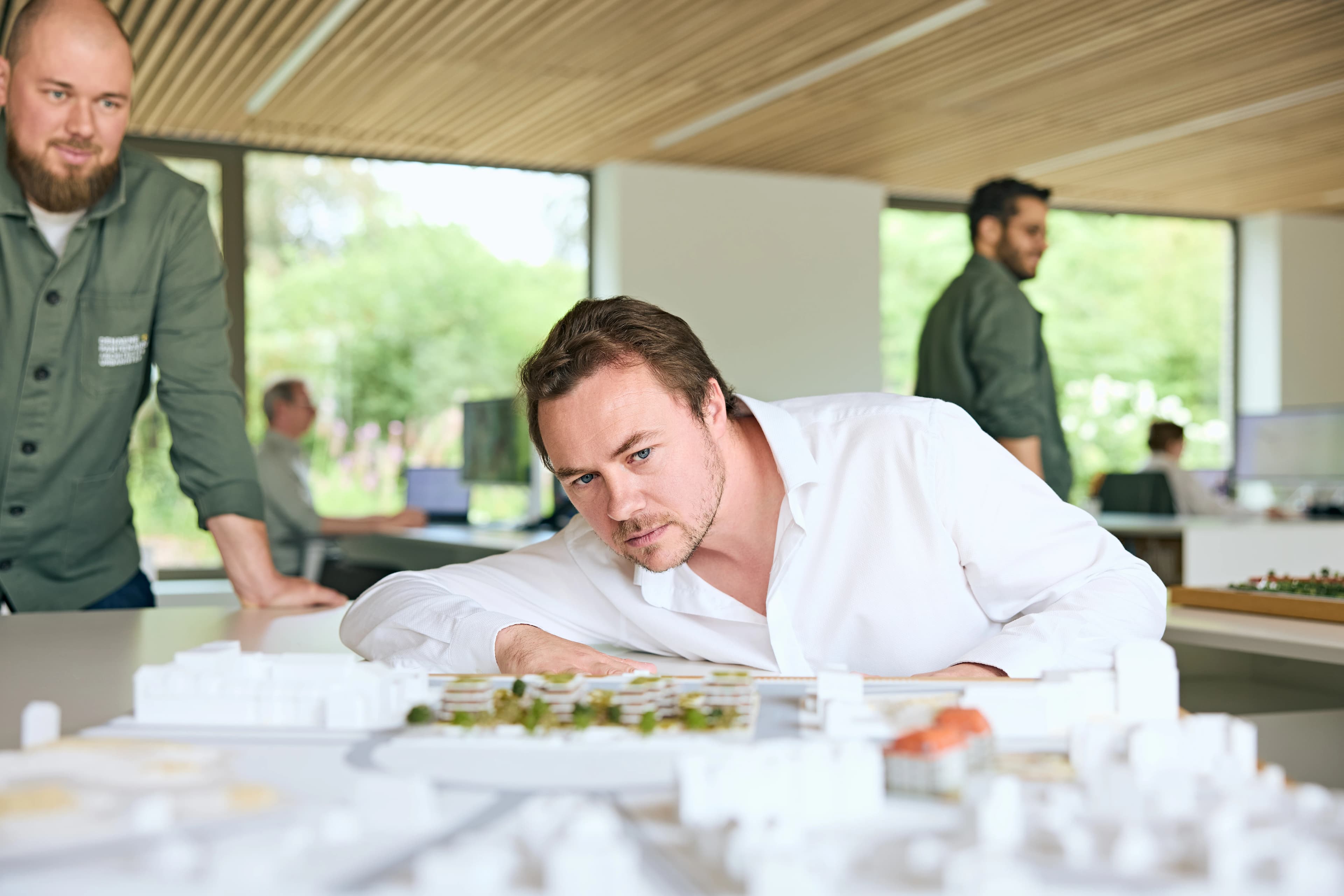 Architecte observant une maquette physique